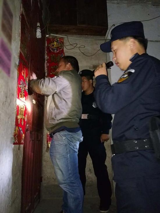 开阳粗心妈妈误将幼女锁家中 民警全城寻开锁师傅开门